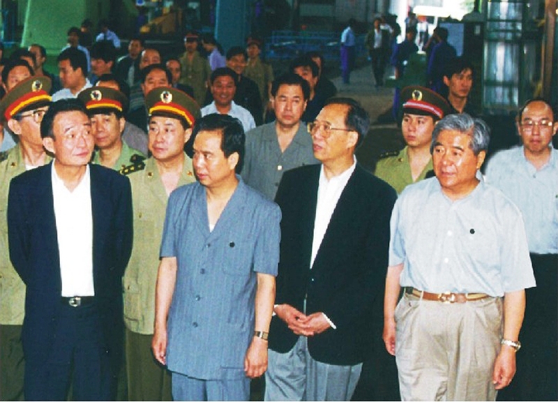 1999年党和国家向导人吴邦国、曾培炎、陕西省向导李开国、程安东来一定发视察